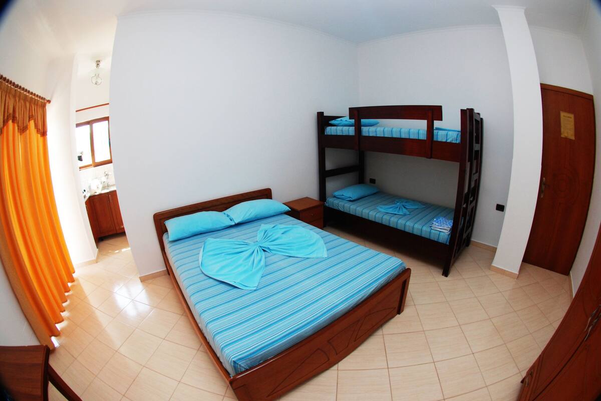 Vierbettzimmer, Meerblick | Kostenloses WLAN, Bettwäsche