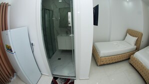 Habitación triple superior | Baño | Ducha y toallas