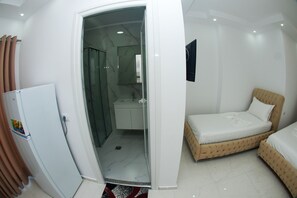 Superior Triple Room | Bathroom | Shower, towels