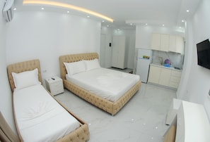 Habitación triple superior | Wifi gratis y ropa de cama
