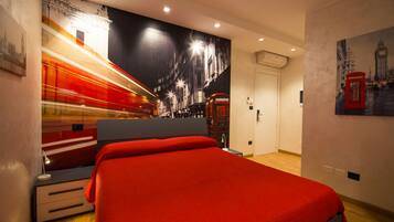 Un dormitorio moderno con una cama grande, un mural de paisaje urbano, una cabina telefónica y una puerta.