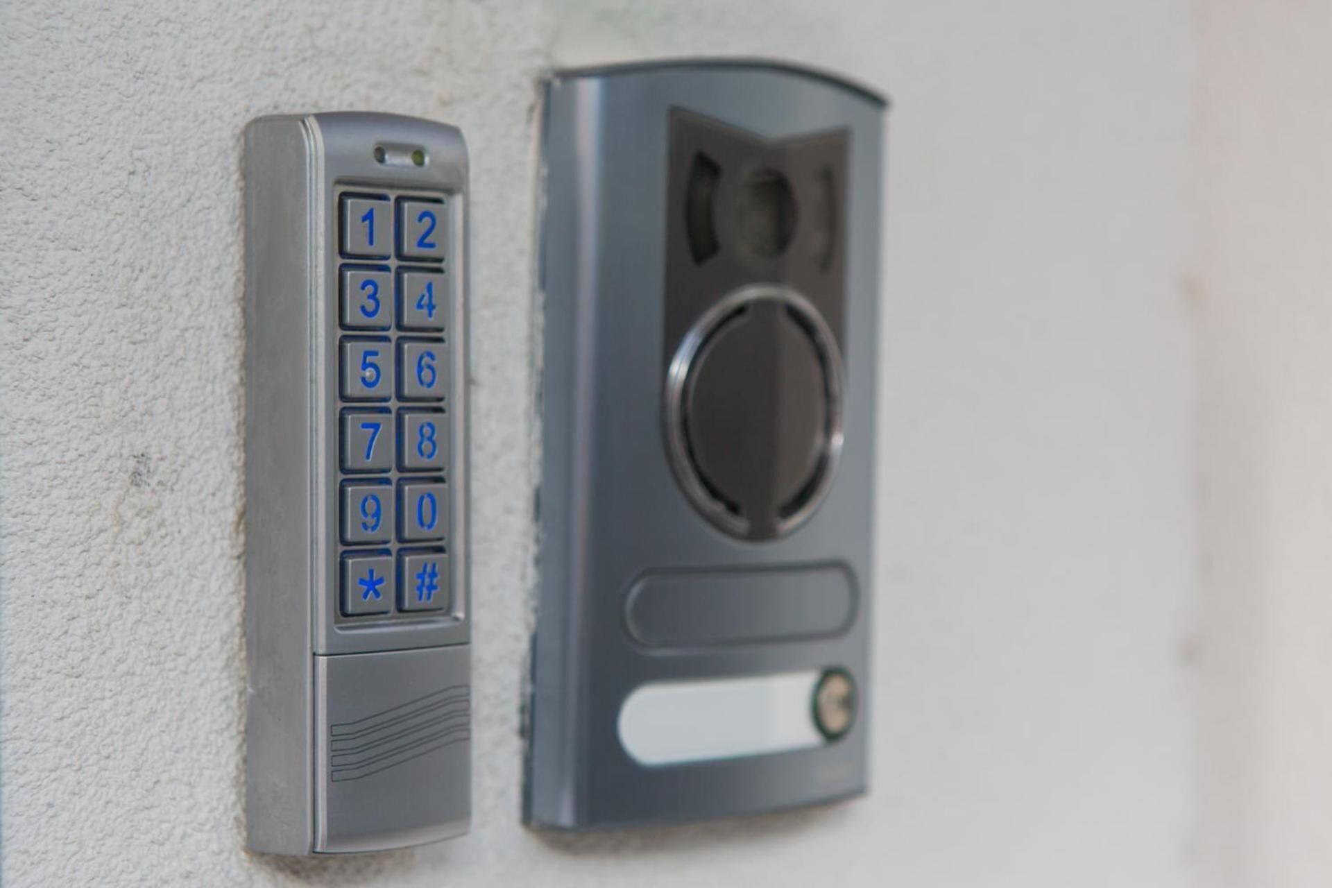 Un sistema de intercomunicación instalado en la pared, con teclado numérico y rejilla para el altavoz.