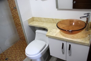 Apartment | Bathroom | Shower, towels - Palmetto 1902 (Cartagena)