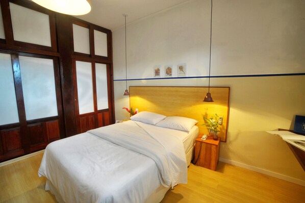 32-Zoll-Flachbildfernseher mit Satellitenempfang, Fernseher