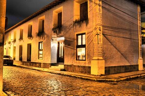A building with a tiled roof, multiple windows, and a sign indicating a restaurant. - Pousada da Sesmaria (São Sebastião)
