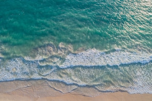 Ubicación a pie de playa, arena blanca, sombrillas y toallas de playa