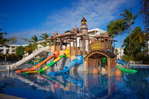 2 piscinas al aire libre, sombrillas, sillones reclinables de piscina