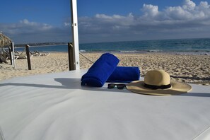 A la platja, platja de sorra blanca i para-sols per a la platja 