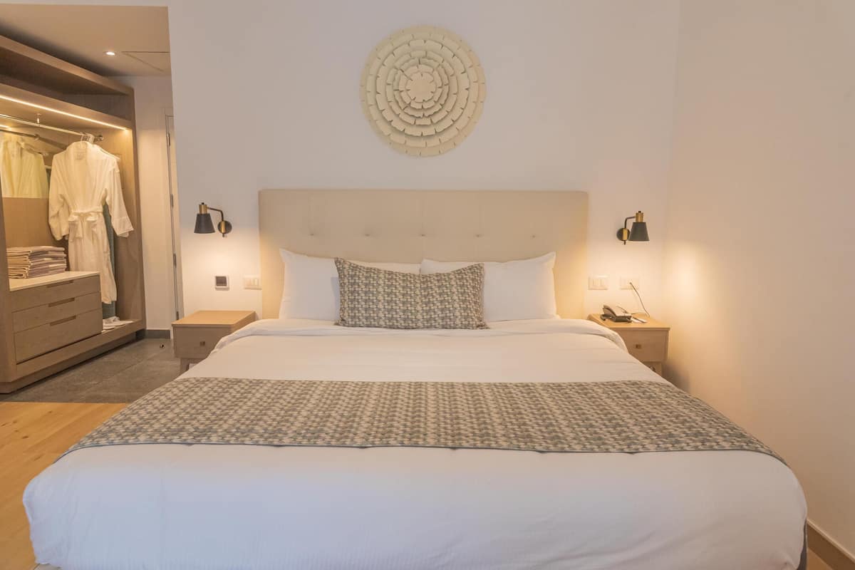 Family Club Junior Suite Swimout | 1 bedroom, free minibar, in-room safe, individually decorated
