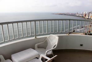 A balcony with a view of the sea and a cityscape. - Palmetto 2103 (Cartagena)