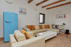 Smart-TV, Kamin, DVD-Player, Tischtennisplatte