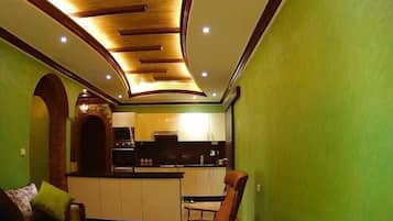 Deluxe Villa | Private kitchen | Fridge, oven, stovetop, cookware/dishes/utensils