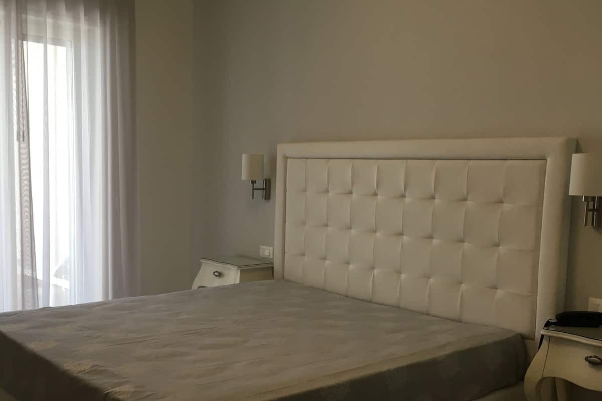 Doppia Basic, vista giardino | Minibar, una cassaforte in camera, una scrivania, tende oscuranti