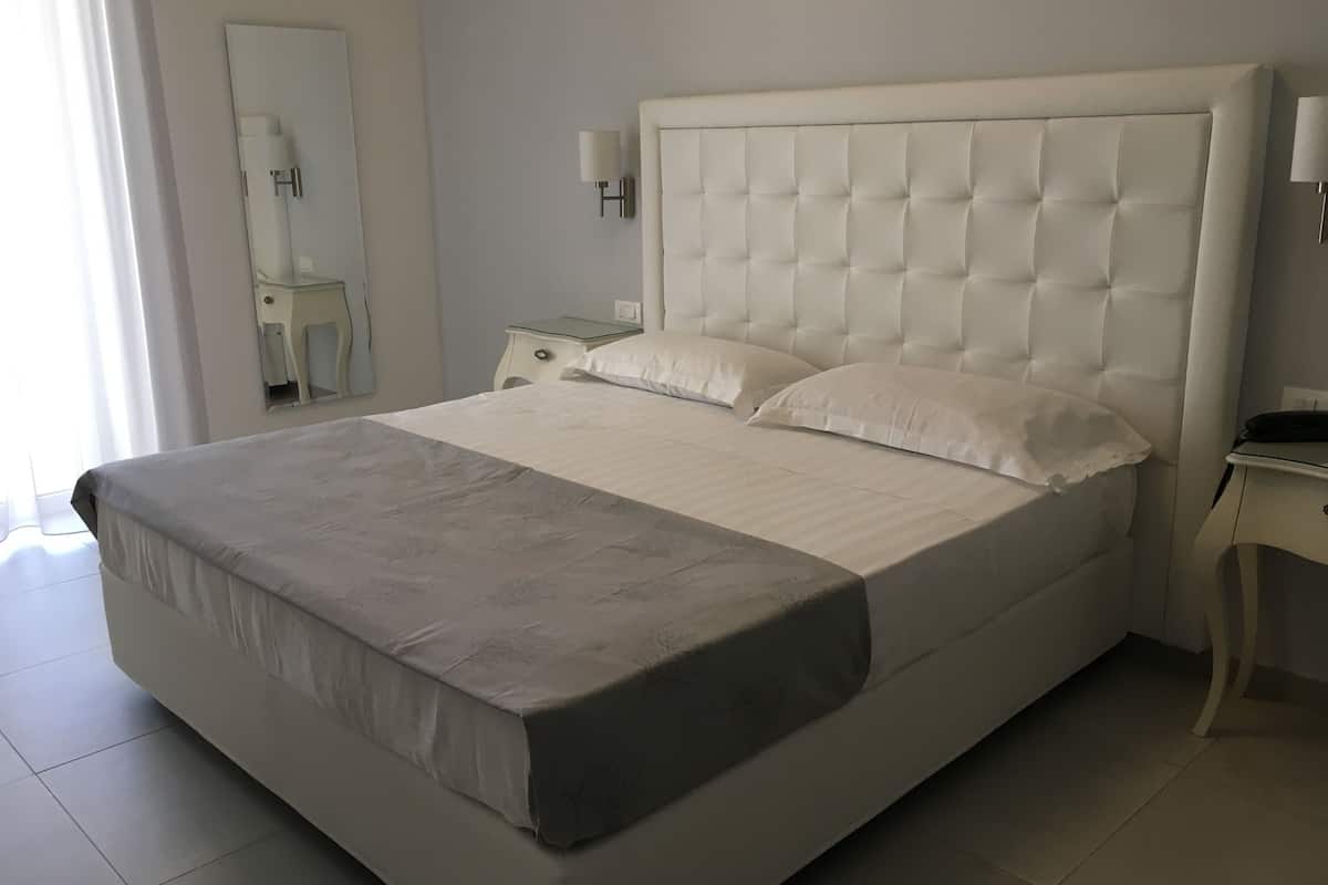Doppia Comfort, terrazzo, vista mare | Minibar, una cassaforte in camera, una scrivania, tende oscuranti