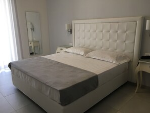 Comfort Double Room, Terrace, Sea View | Minibar, in-room safe, desk, blackout curtains - Hotel Puglia Garden (Vieste)