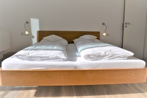 Double Room | Hypo-allergenic bedding, in-room safe, desk, laptop workspace - Hotel Lindenallee (Lindau)