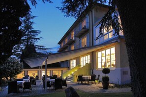 Voorkant accommodatie - avond/nacht