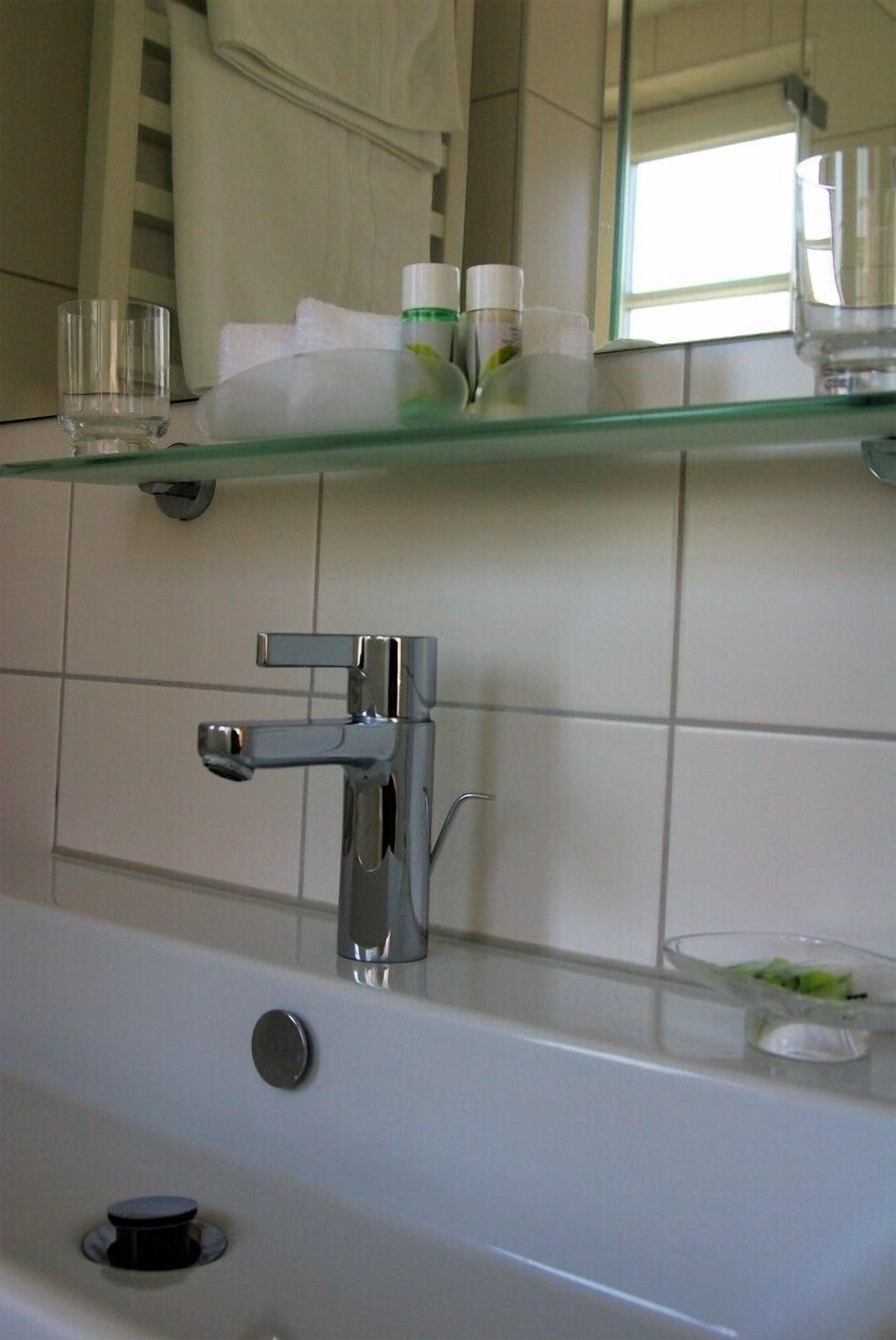 towels, soap, shampoo, toilet paper