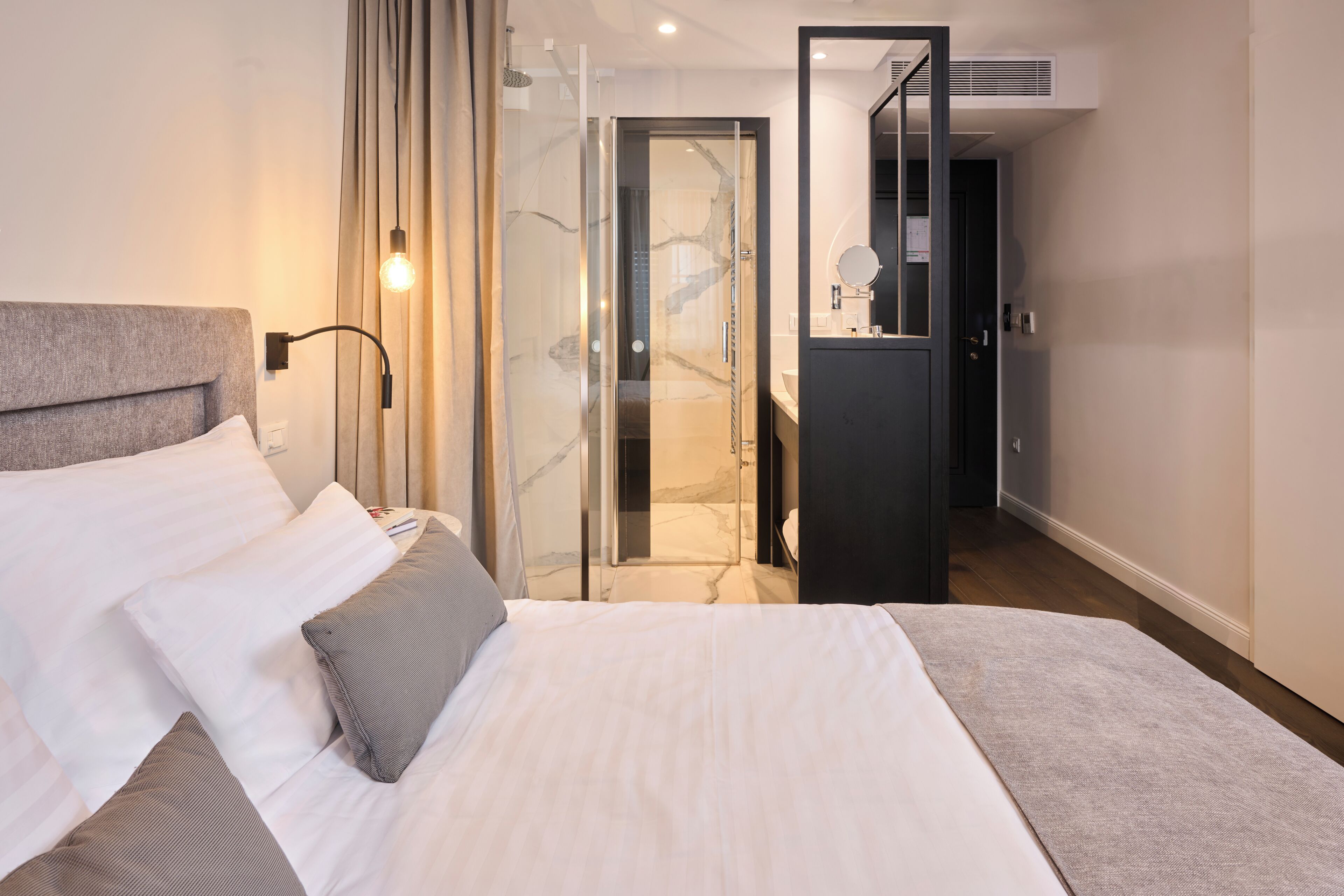 ห้องคอมฟอร์ทดับเบิล | เครื่องนอนระดับพรีเมียม, ผ้านวมขนเป็ด, เตียงพร้อมฟูกเสริมที่นอน