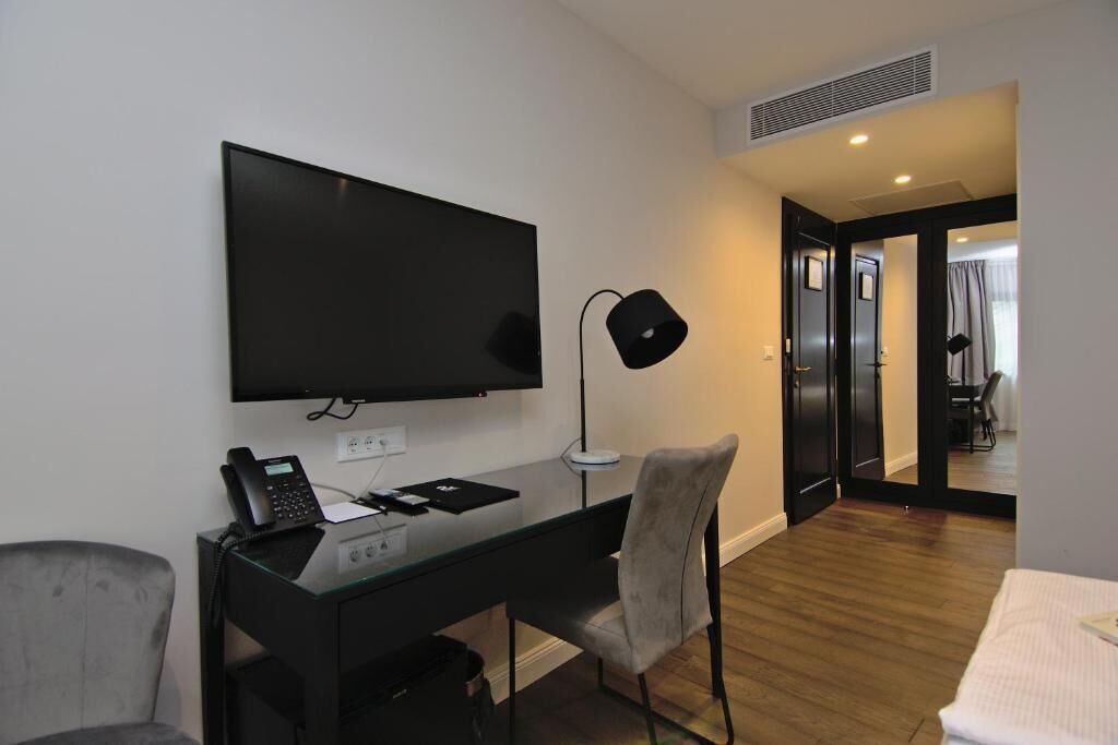 design double room | living area | 110-cm led tv with satellite channels, tv