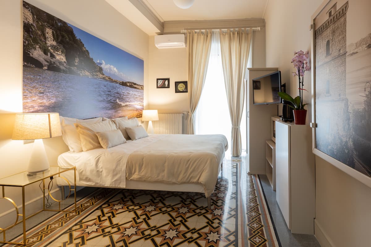 Habitación doble, balcón (Posillipo) | Ropa de cama de alta calidad, edredón y camas con efecto memoria