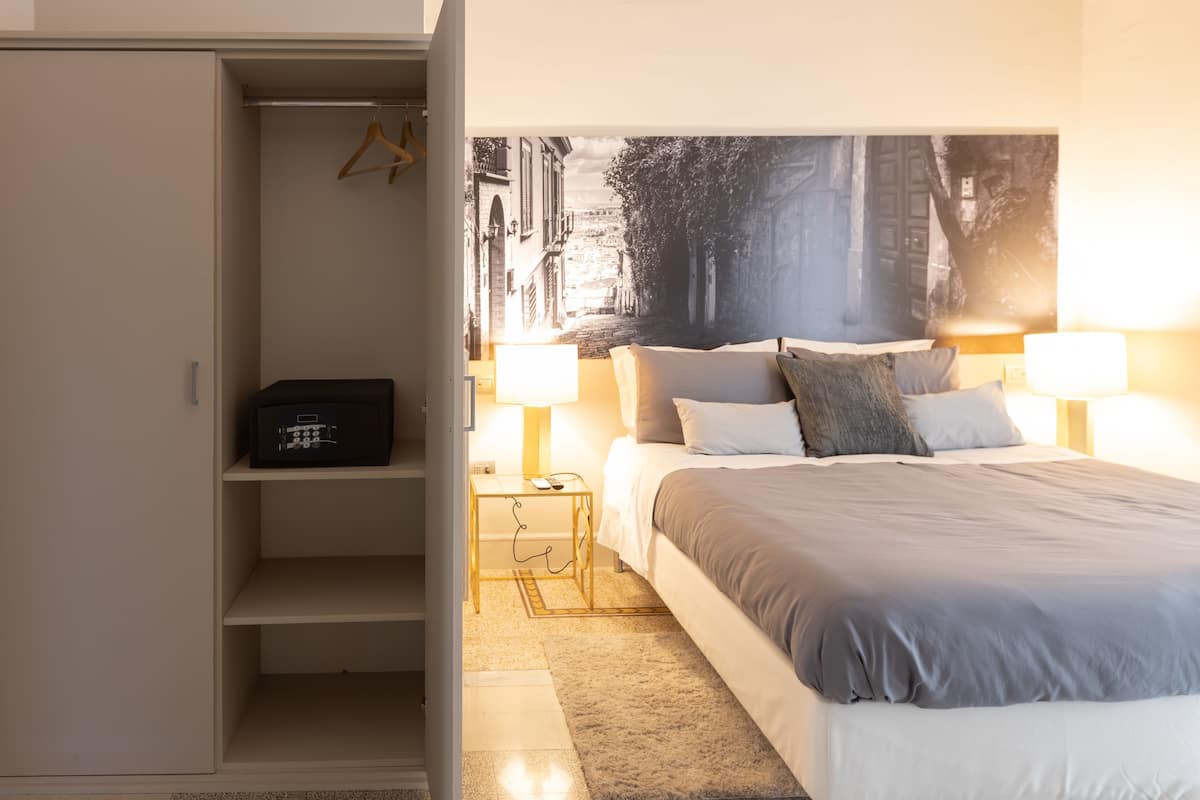 Habitación doble, balcón (Vomero) | Ropa de cama de alta calidad, edredón y camas con efecto memoria