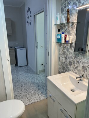 Vasca, asciugacapelli, accappatoio, bidet