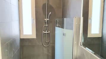 Tweepersoonskamer, privébadkamer | Badkamer | Een douche, een regendouche, gratis toiletartikelen, handdoeken