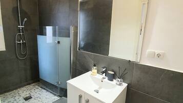 雙人房, 私人浴室 | 浴室 | 淋浴設備、淋浴花灑、免費盥洗用品、毛巾