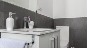 Shower, rainfall showerhead, free toiletries, towels