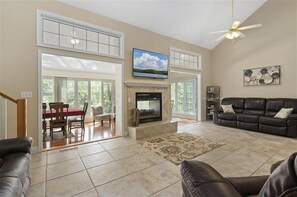 Flatscreentelevisie en een open haard