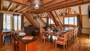 Duplex, 4 Bedrooms, Non Smoking, Mountain View | 1 bedroom, premium bedding, individually decorated