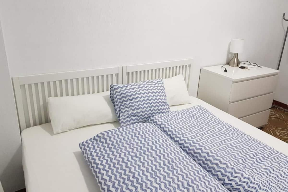 Twin kamer, gemeenschappelijke badkamer | Gratis wifi, beddengoed