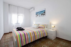 Quarto casal, banheiro privativo (2. Bathroom exterior) | Wi-Fi de cortesia, roupa de cama