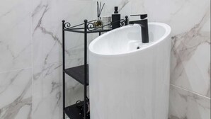 Double Room, Private Bathroom (Bathroom exterior) | Bathroom sink - Alicante Rambla Rooms (Alicante)