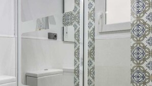 Double Room, Private Bathroom (2. Bathroom exterior) | Bathroom | Shower, rainfall showerhead, free toiletries, towels - Alicante Rambla Rooms (Alicante)