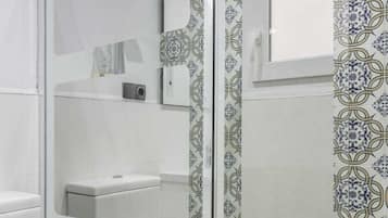 Tweepersoonskamer, privébadkamer (2. Bathroom exterior) | Badkamer | Een douche, een regendouche, gratis toiletartikelen, handdoeken