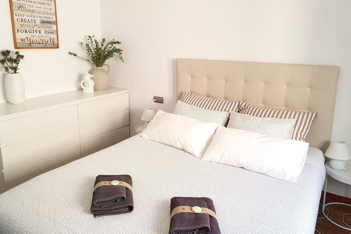 Double Room, Private Bathroom (Bathroom exterior) | Free WiFi, bed sheets