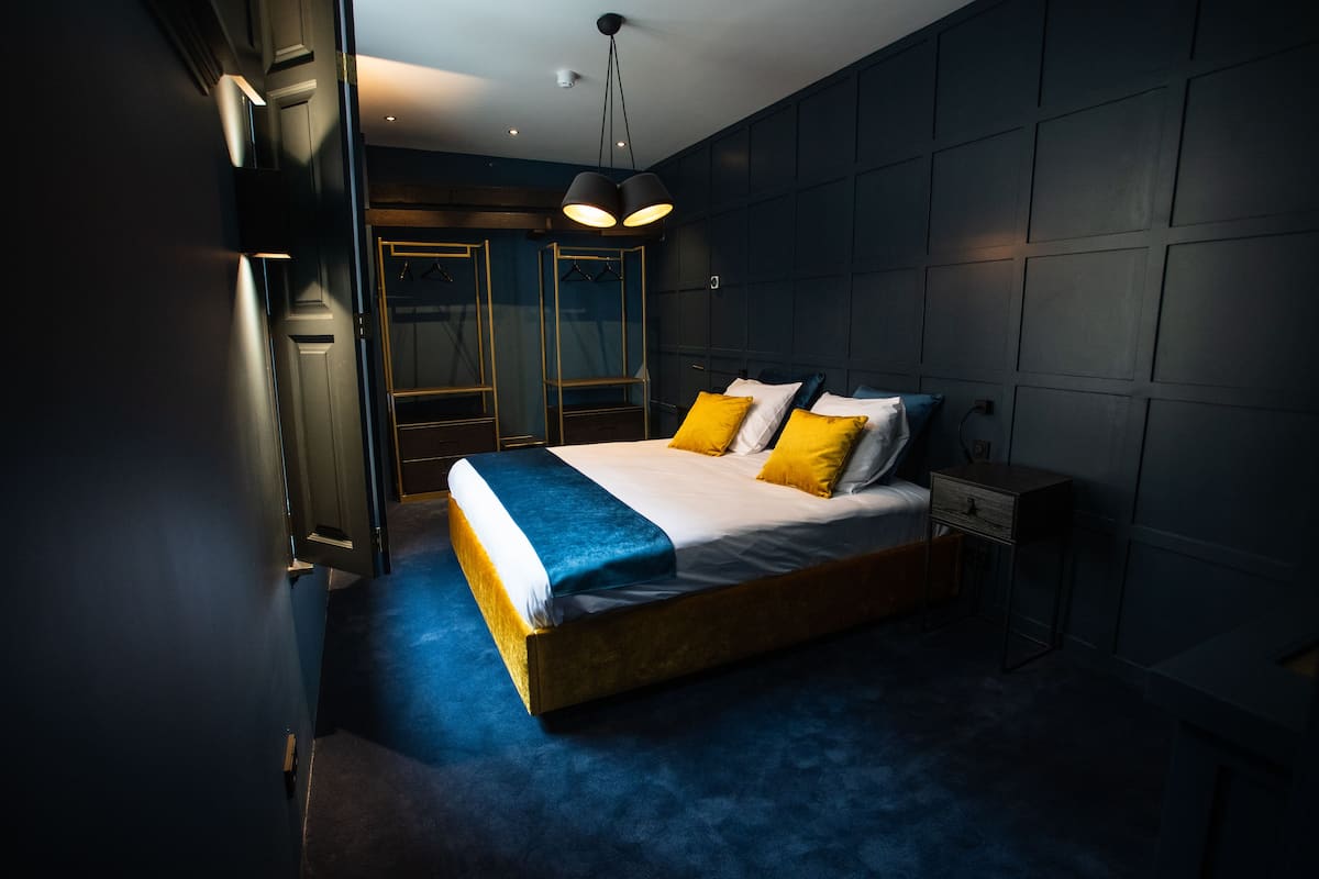 Caja de seguridad en la habitación y decoración personalizada