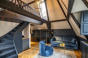 Signature Duplex (Burcht) | In-room safe, individually decorated, individually furnished, desk - CTY Books (Leiden)