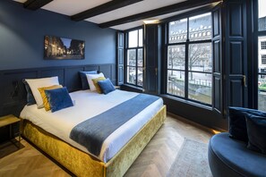 Signature Suite (Virginia Woolf) | In-room safe, individually decorated, individually furnished, desk - CTY Books (Leiden)