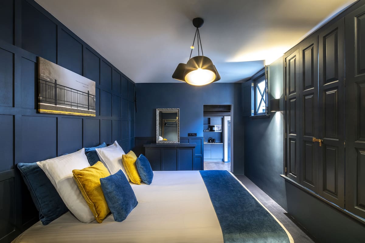 Caja de seguridad en la habitación y decoración personalizada