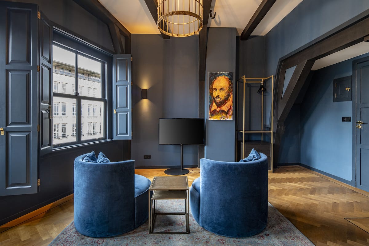 Caja de seguridad en la habitación y decoración personalizada