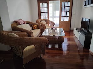 Apartamento familiar, 4 habitaciones | Zona de estar | Televisión de pantalla plana de 42 pulgadas con canales digitales