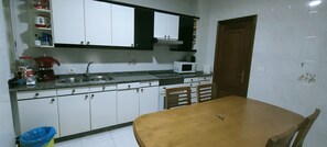 Apartamento familiar, 4 habitaciones | Cocina privada | Frigorífico grande, microondas, horno y placa de cocina