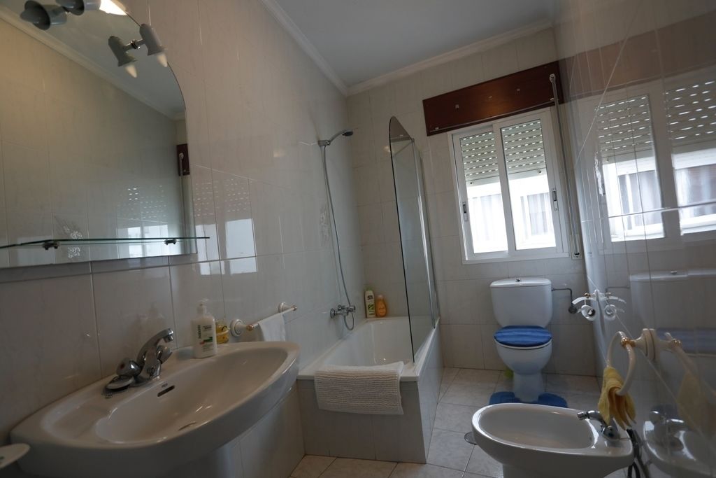 Apartamento familiar, 4 habitaciones | Baño | Artículos de higiene personal gratuitos, secador de pelo, jabón y champú