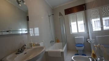 Apartamento familiar, 4 habitaciones | Baño | Artículos de higiene personal gratuitos, secador de pelo, jabón y champú