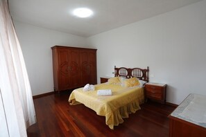 Apartamento familiar, 4 habitaciones | Tabla de planchar con plancha, wifi gratis, ropa de cama