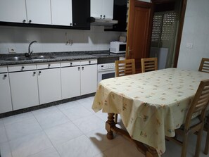 Apartamento familiar, 4 habitaciones | Cocina privada | Frigorífico grande, microondas, horno y placa de cocina