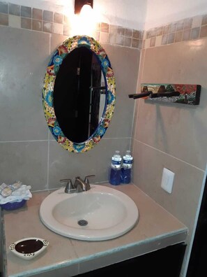 ฝักบัว, ผ้าเช็ดตัว, สบู่, ยาสระผม